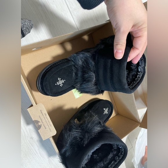 Brand new Manitobah mukluks - Picture 3 of 6